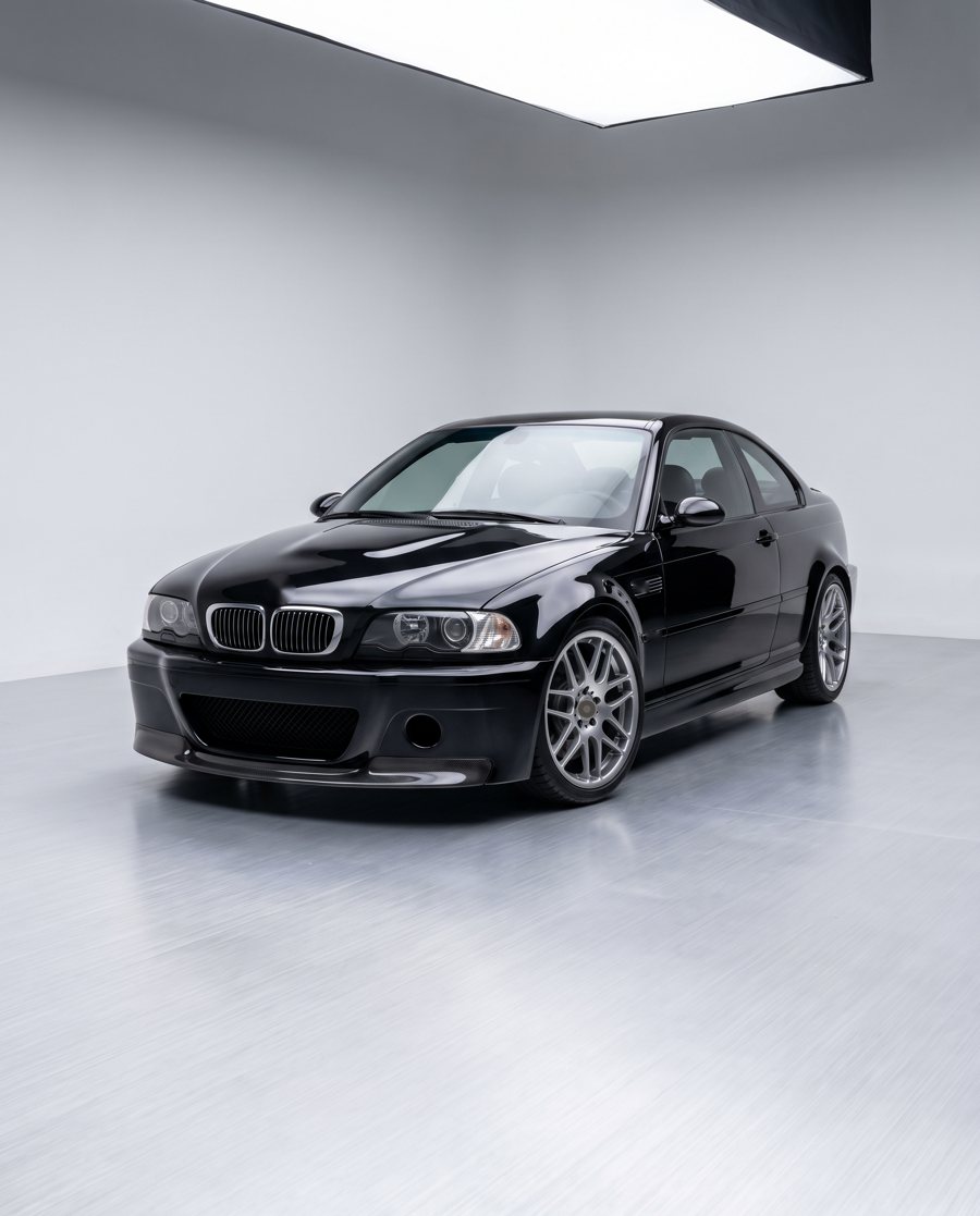 Schwarzes Sportcoupé im Fotostudio
