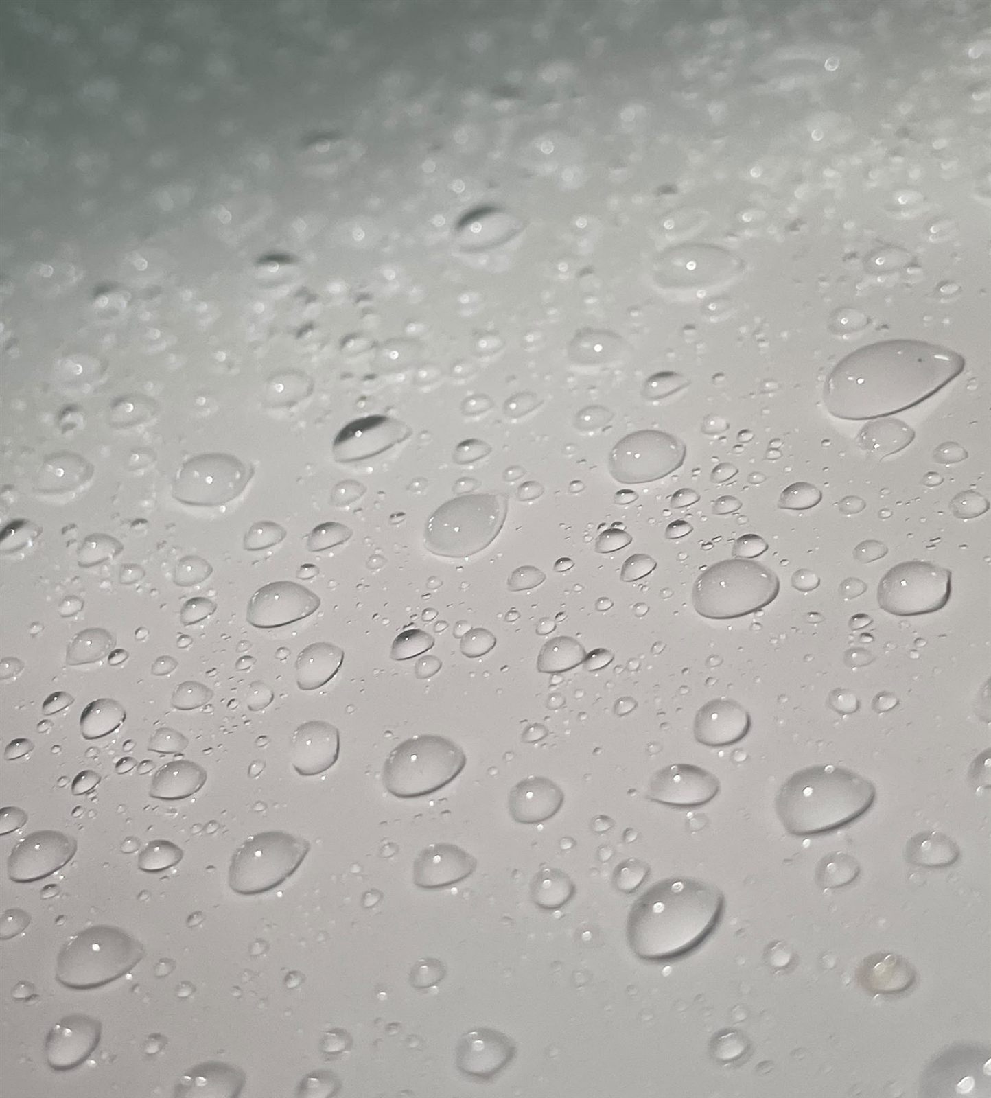 Wasser perlt in runden Tropfen ab dank Versiegelung