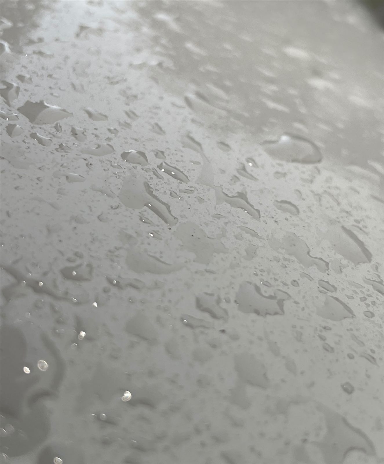Wasser verläuft breitflächig ohne Versiegelung